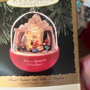 Hallmark. Roadrunner and Wiley. Motion Ornament